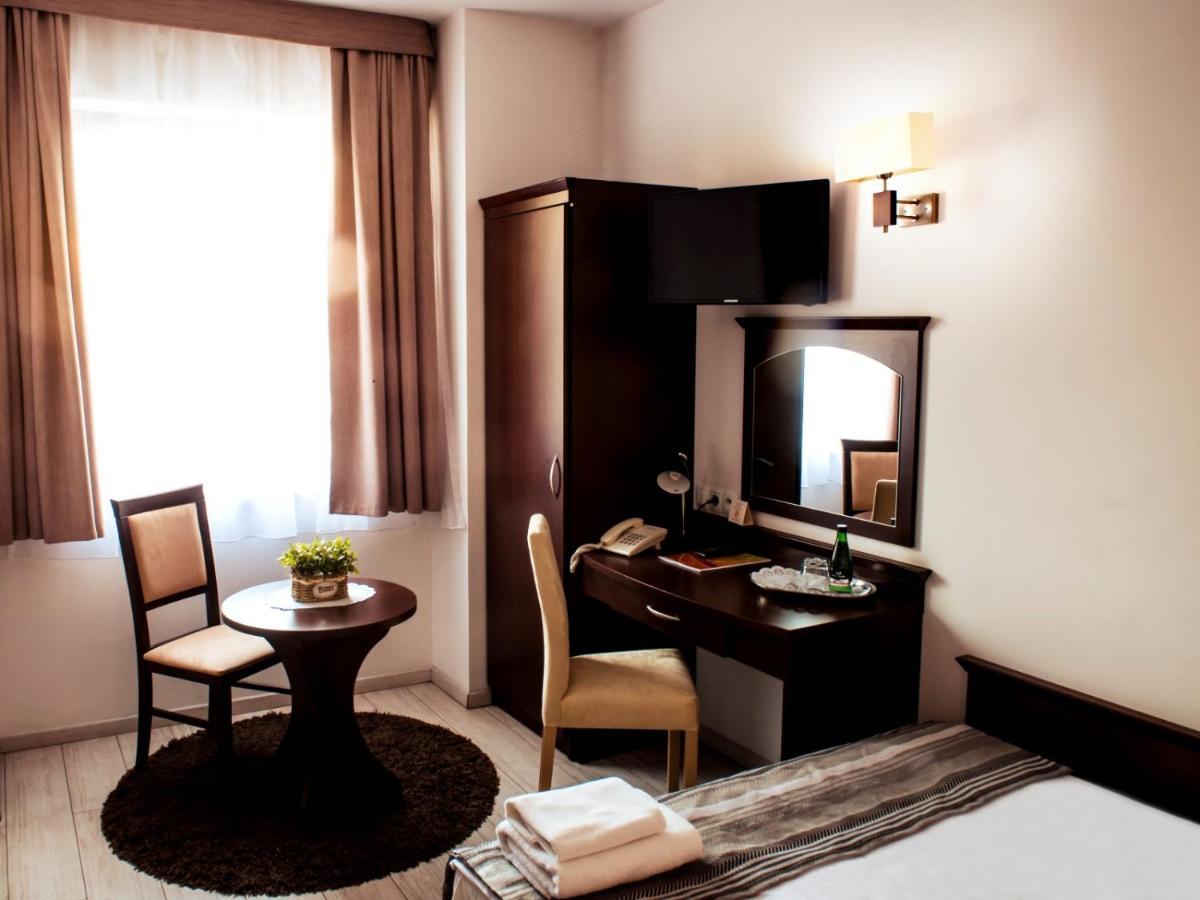 Hotel Feniks Gniezno Esterno foto