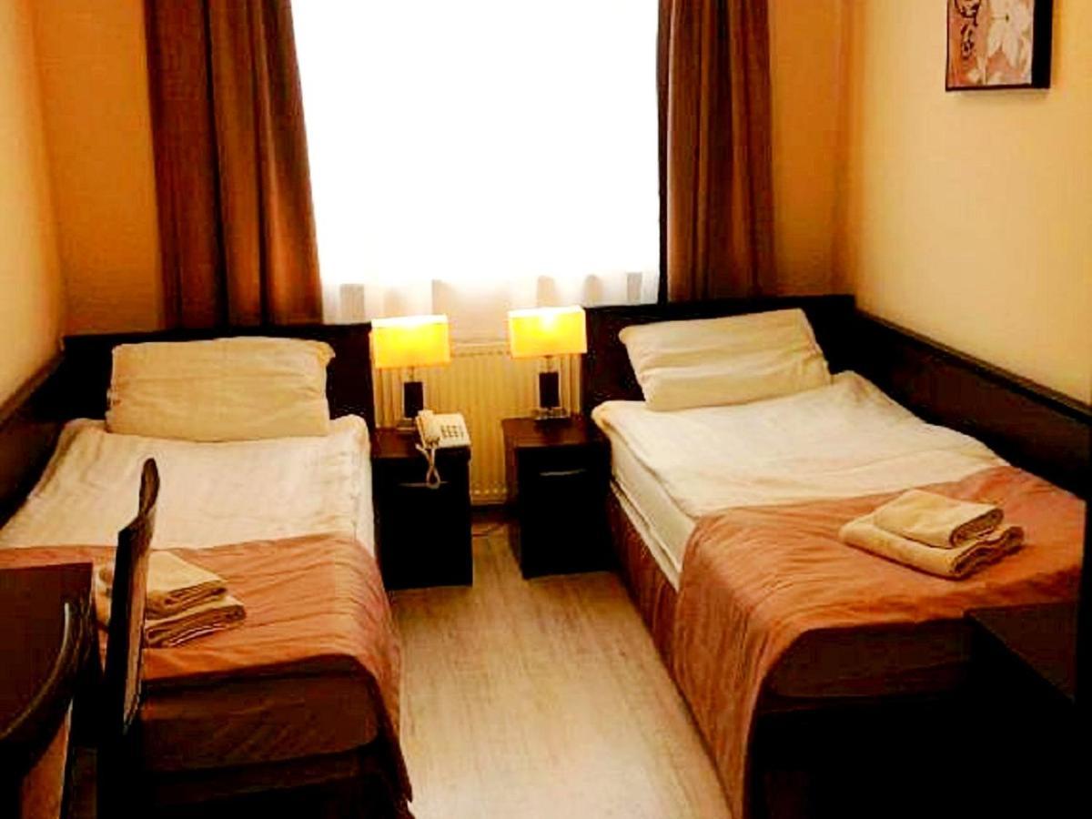 Hotel Feniks Gniezno Esterno foto