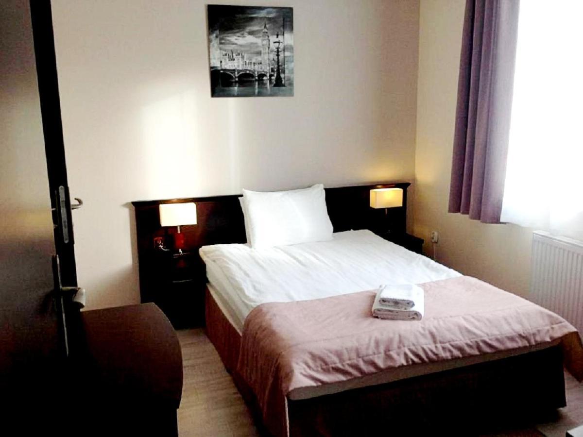 Hotel Feniks Gniezno Esterno foto