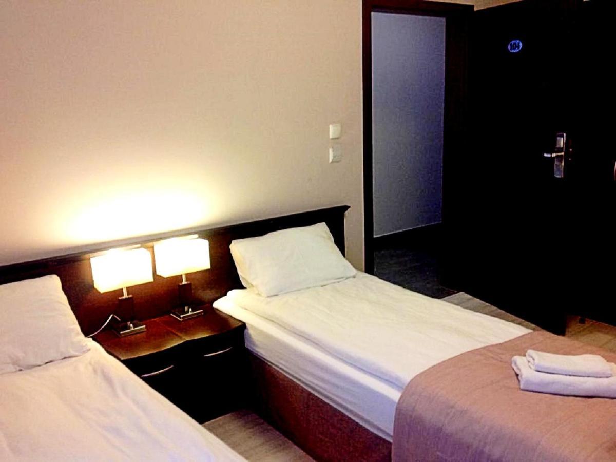 Hotel Feniks Gniezno Esterno foto