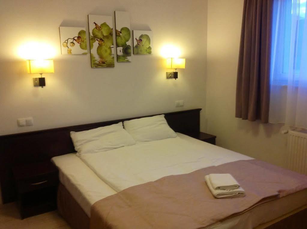 Hotel Feniks Gniezno Esterno foto